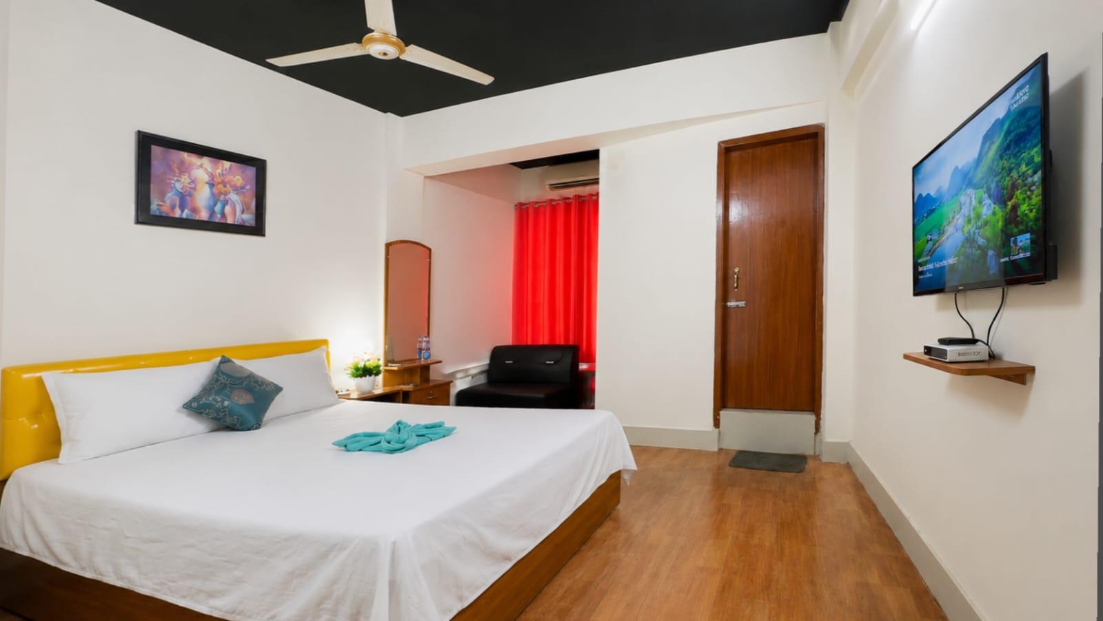 Deluxe Couple AC Room at Dhanmondi | Kalabagan Bus Stand4777