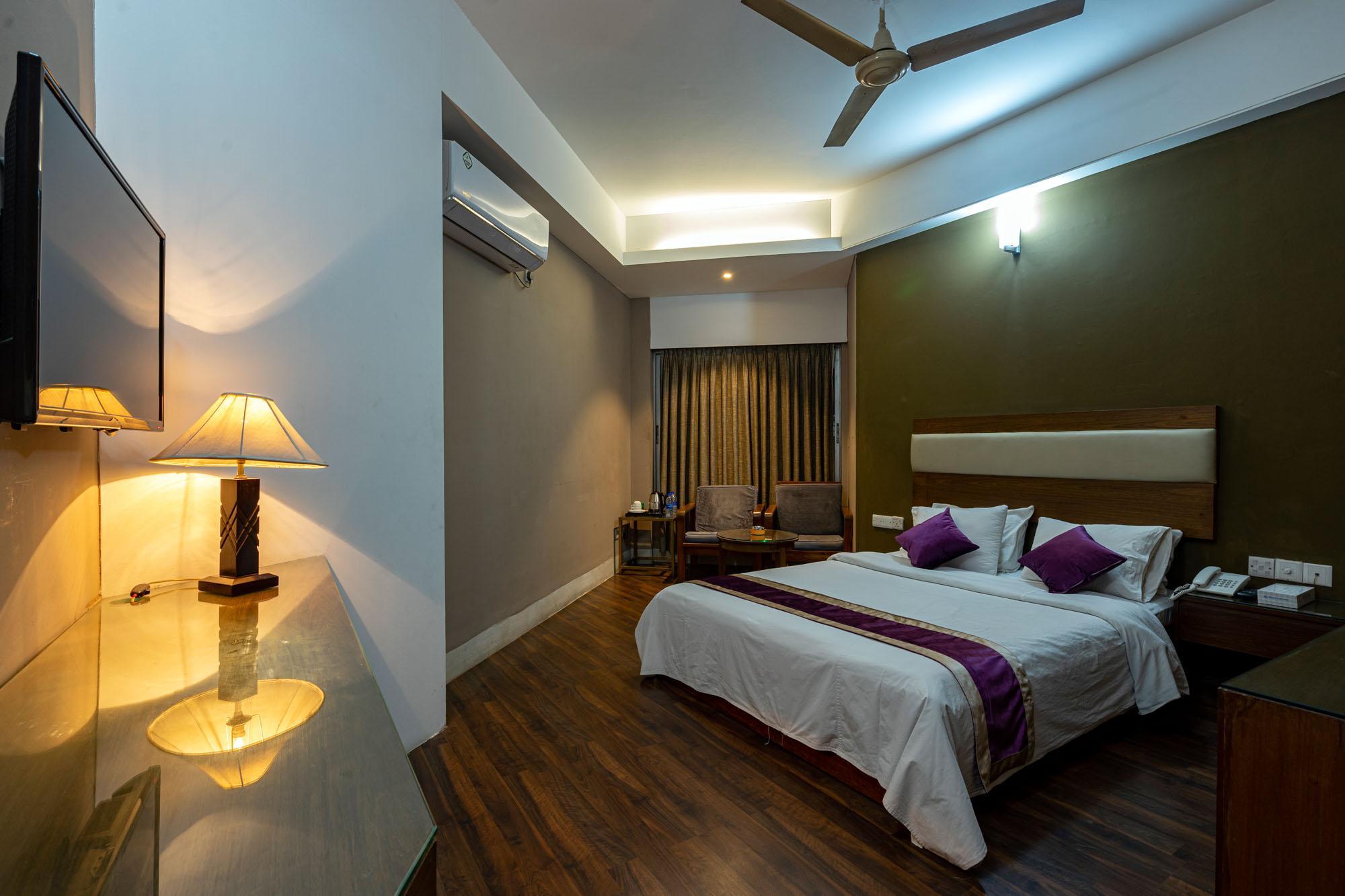 Deluxe Queen A/C Room at Rajarbagh | Beside Green Line Counter4020